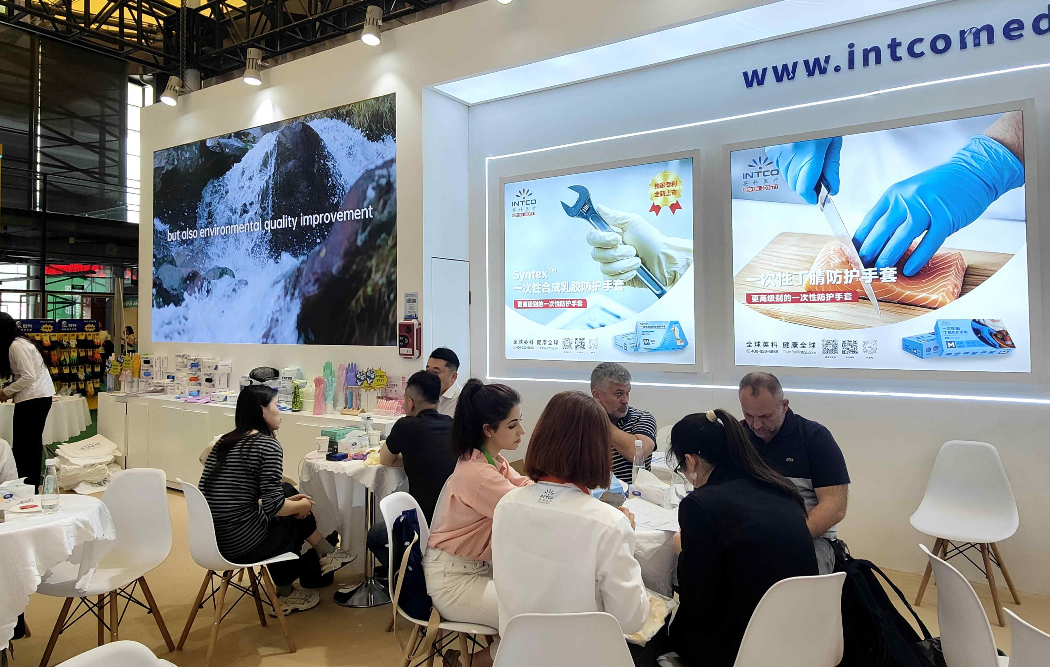 游艇会yth206医疗精心打造了食品餐饮、无尘干净、尝试造药、工业防护四大主题展区